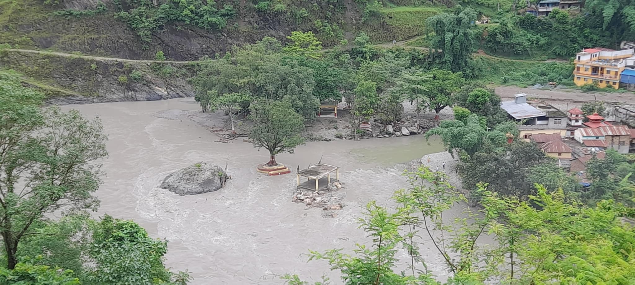 बाढी आउँदा विश्वकै ठूलो शालिग्राम शिला डुबानमा